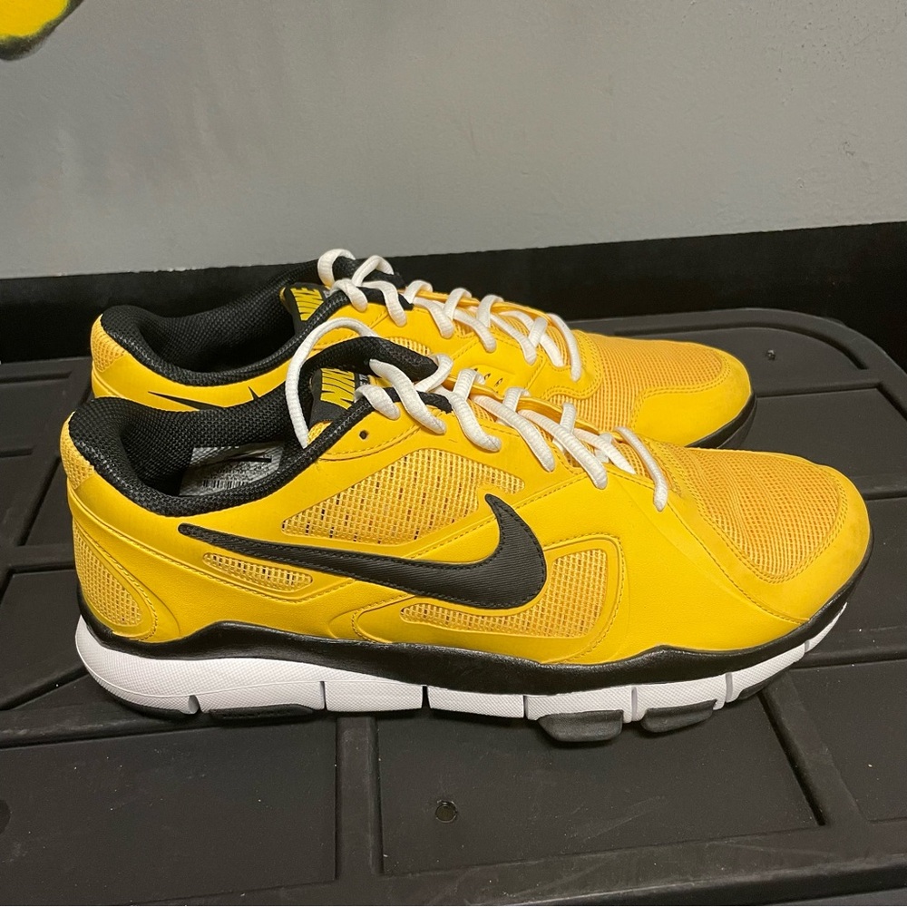 Nike Free TR2 – Varsity Maize/White-Black Men’s Running Sneaker Size 11.5